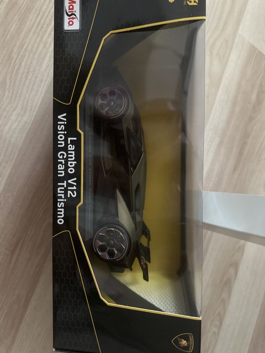 Модель машини Lambo V12.