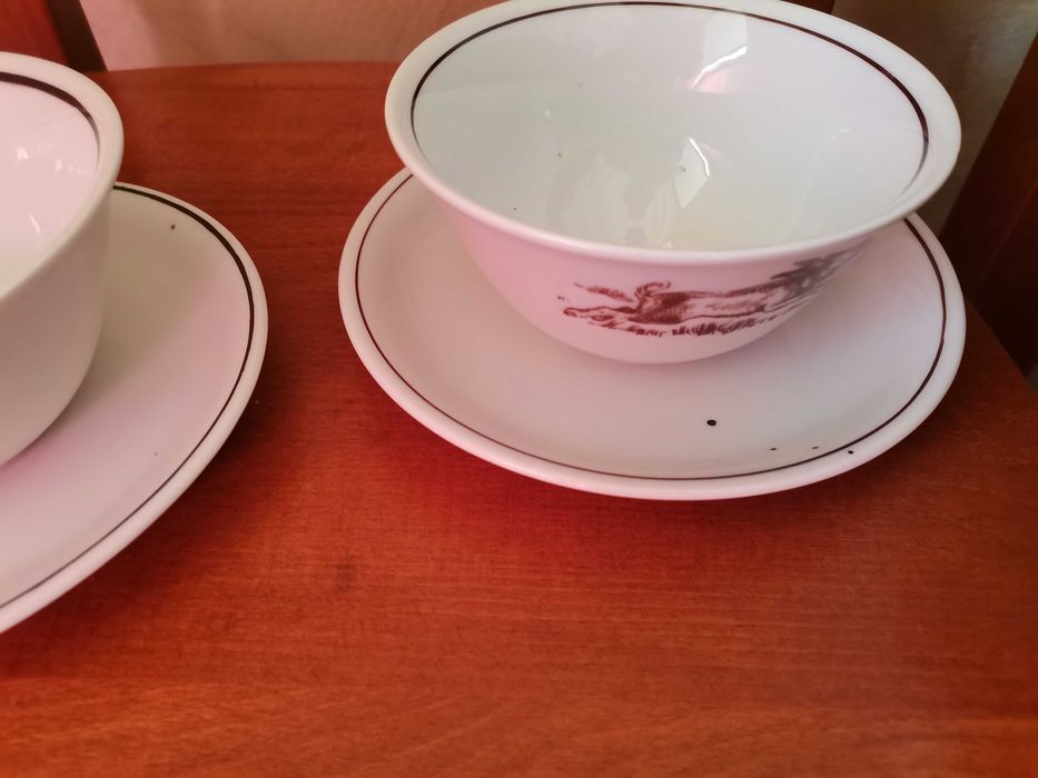 Dwie bulionówki z podstawkami