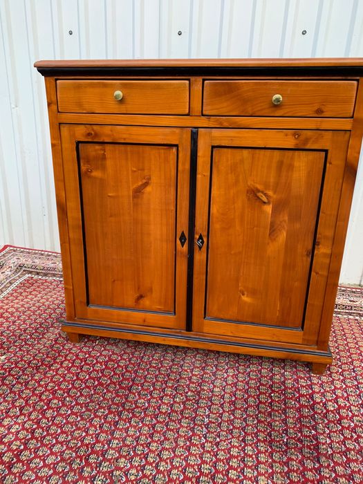 Mała ładna komoda .