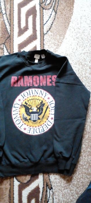Світшот светр рокгурту RAMONES фірми H& M теплий