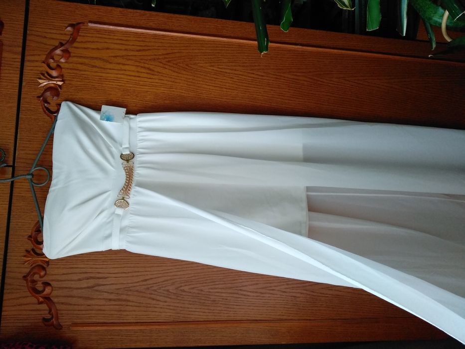 Платье новое, очень красиво смотрится. Нарядное.( размер на фото)