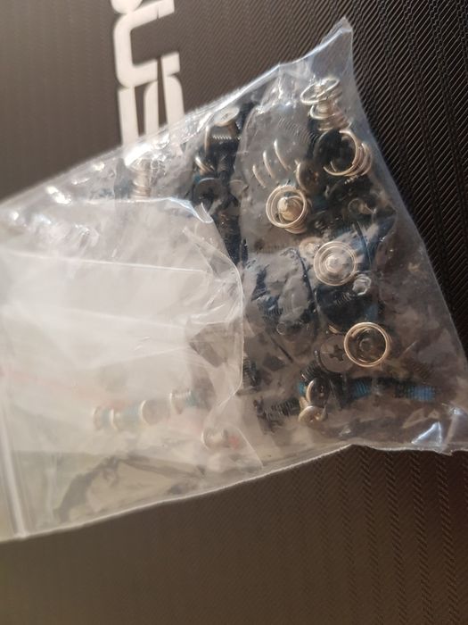 Śrubki od laptopa Asus R700V i pokrewne modele prawie wszystkie