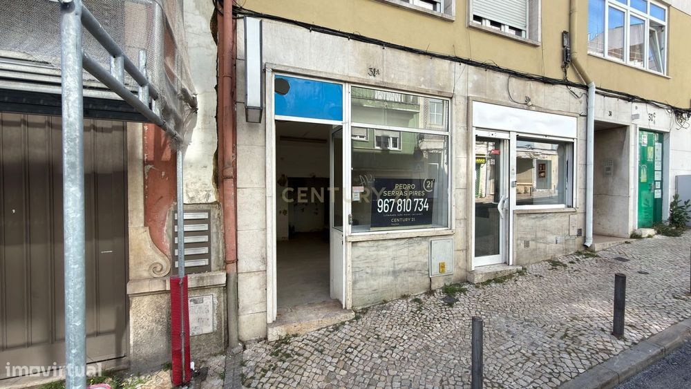 Rua Barão de Sabrosa: Loja com Potencial de Valorização e Versatilidad