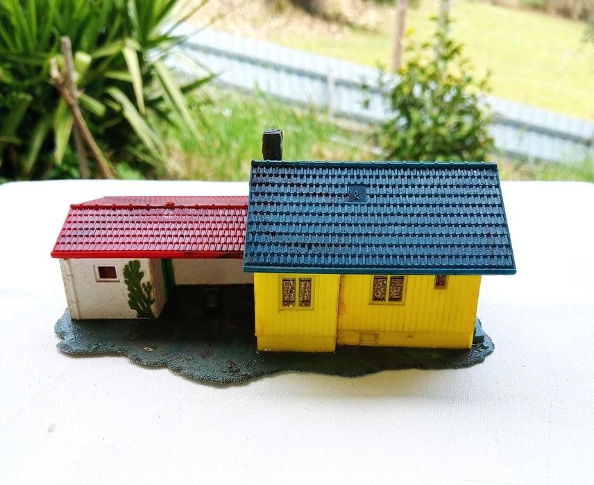 VIVENDA com garagem e carro