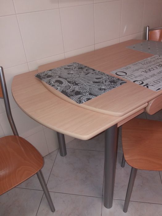 Mesa de cozinha com 4 cadeiras