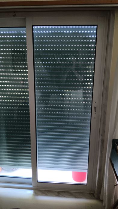 Janelas de várias dimensões com vidro duplo caixilaria em aluminio  lacado a branco em bom estado