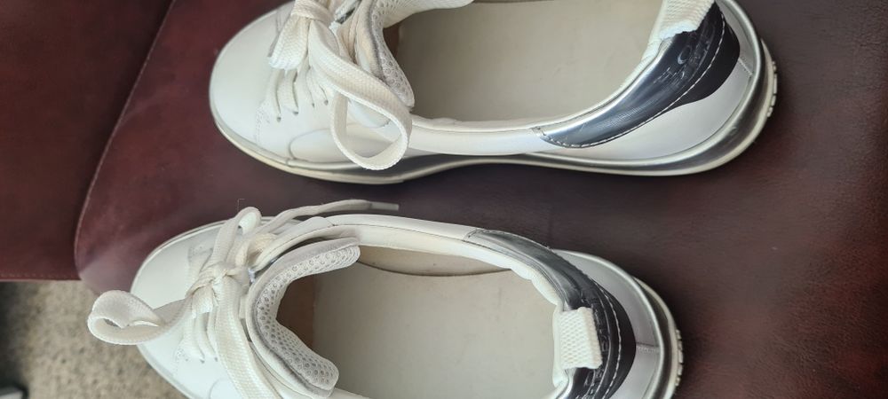 Stylowe Białe Sneakersy HOGAN Rozmiar 38 - Idealne na Co Dzień!