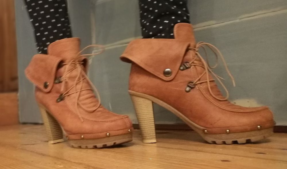 Włoskie, ocieplane, carmelowe botki
