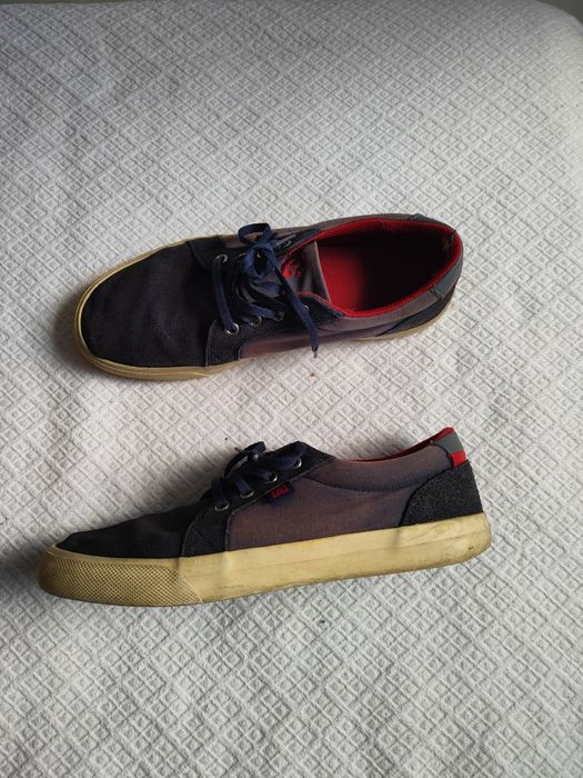 Tênis Dc azul e vermelho