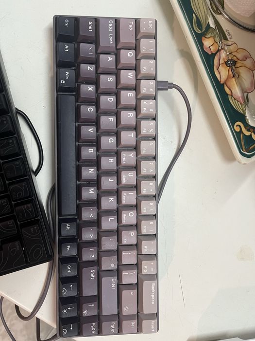 Microfone gaming com teclados gaming de 60% e 75%