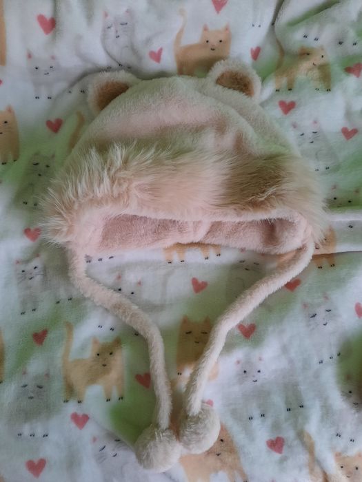 Cieple pluszowe czapeczki z uszkami i pomponami.Dostępne w dwóch kolor