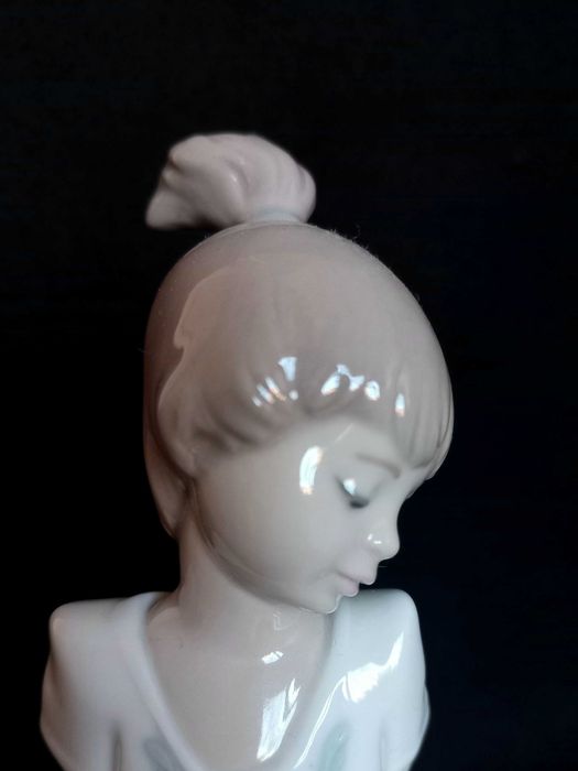 Фарфоровая статуэтка NAO Lladro, дефект, читайте описание.