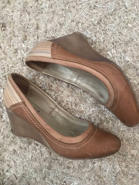 Brązowe buty na koturnie Carinii r. 39