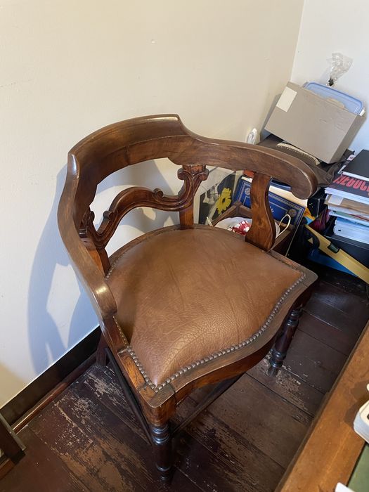 Cadeira de secretária em madeira e cabedal