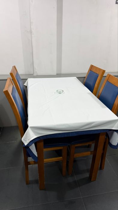 Mesas e cadeiras