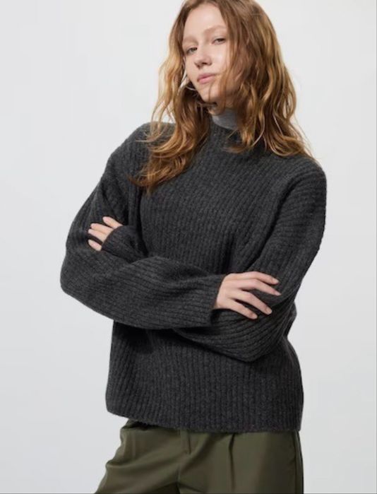 Светри Uniqlo soufflé yarn mock neck jumper та Fluffy V-Neck Sweater