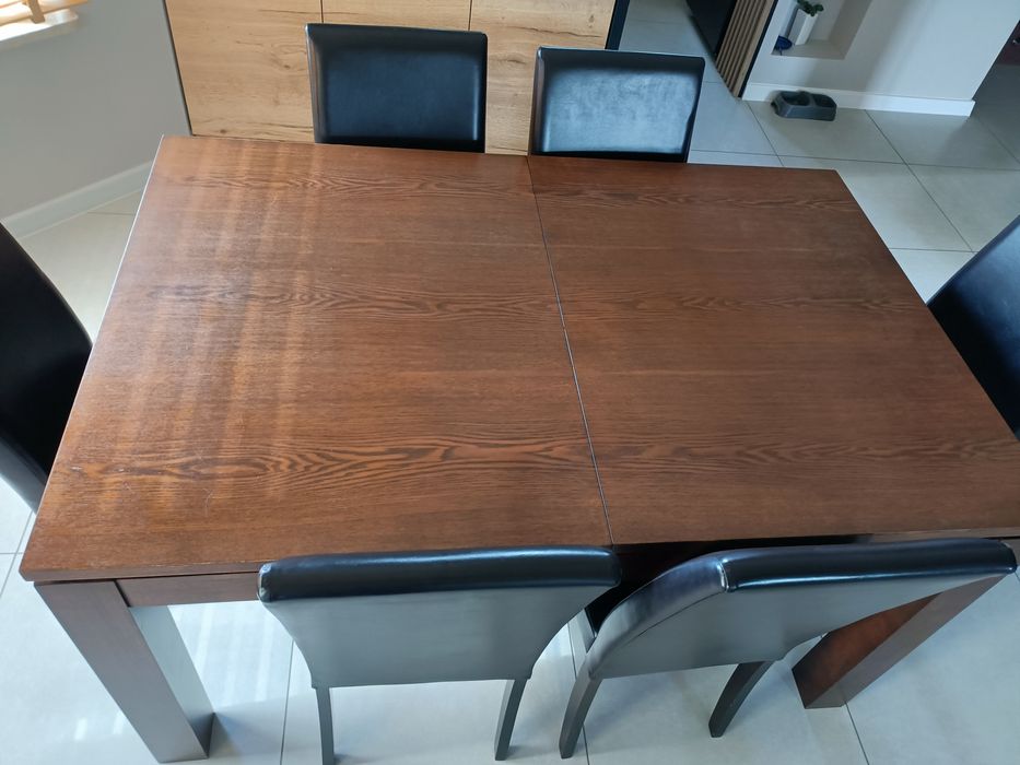 Stół drewniany z krzesłami