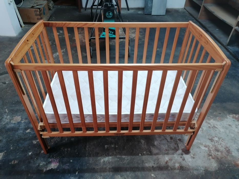 Cama de bebé nova