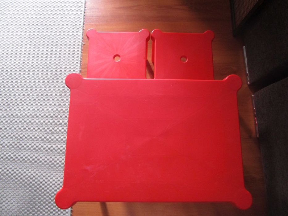 Mesa de criança IKEA vermelha, com 2 bancos