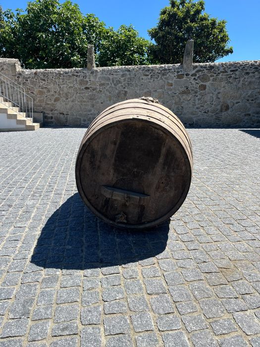 Bar antigo e Pipos antigos de vinho