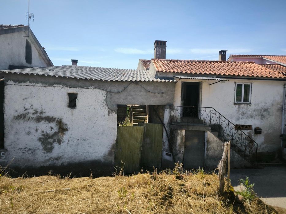 Casa para remodelacao total e terreno de 2000 m2 — Miranda do Corvo, Coimbra