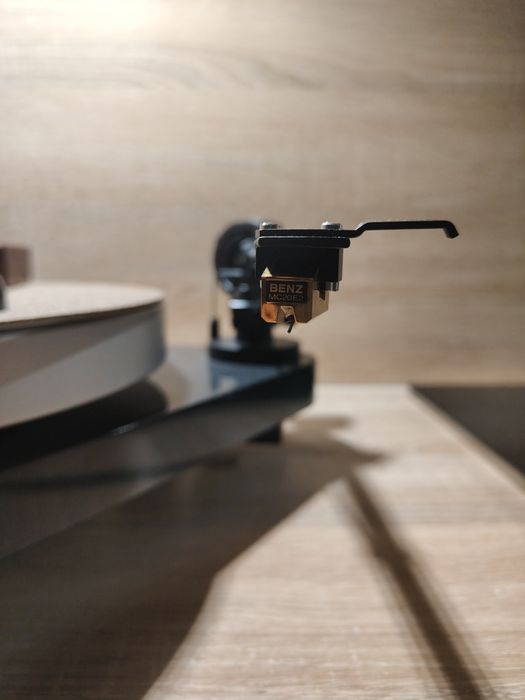 Gramofon PRO-JECT RPM 5 Carbon + Micro Benz MC20E2-H