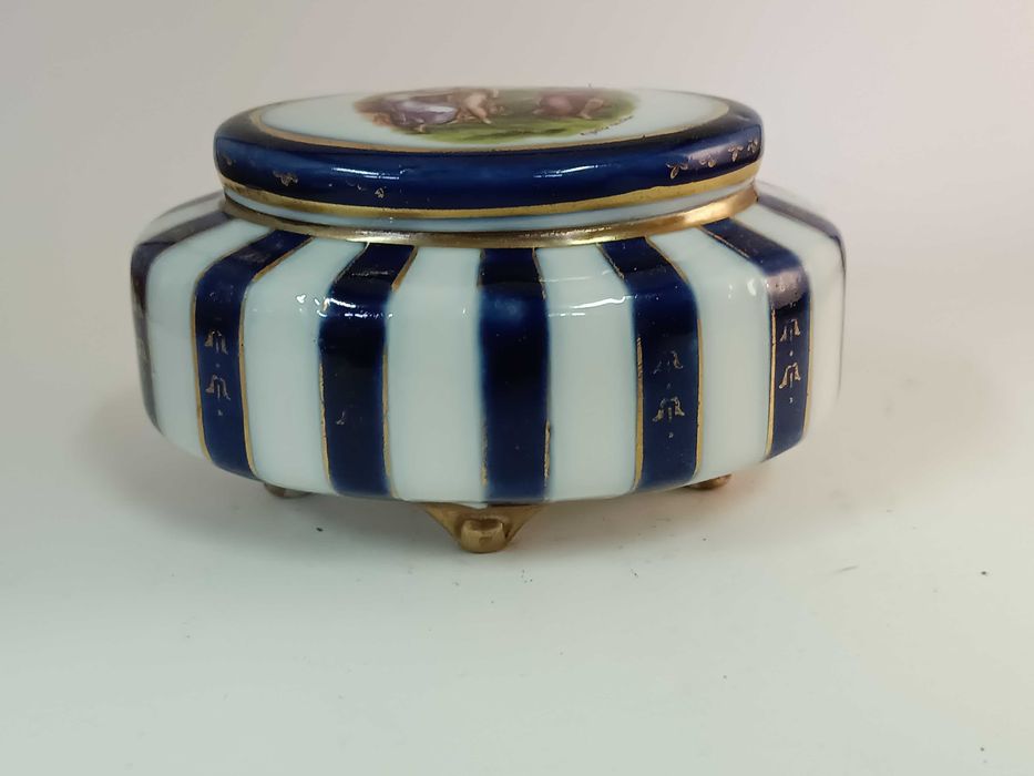 Bonita caixa guarda joias em porcelana alemã