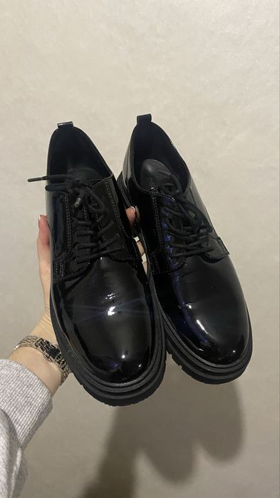 Чорні лаковані туфлі-оксфорди