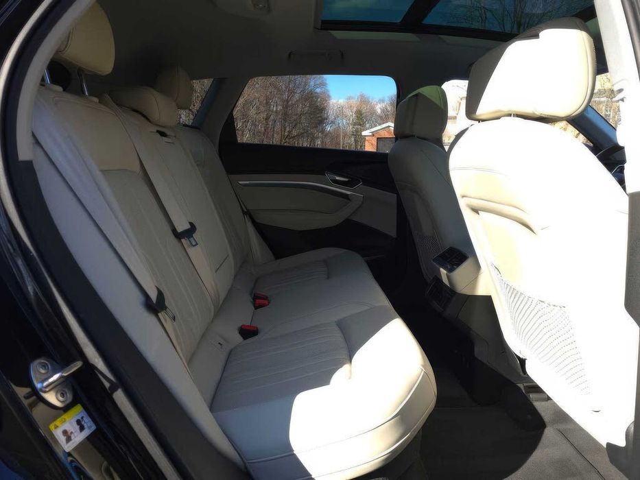 Audi Q8 e-tron quattro Premium Plus      2024