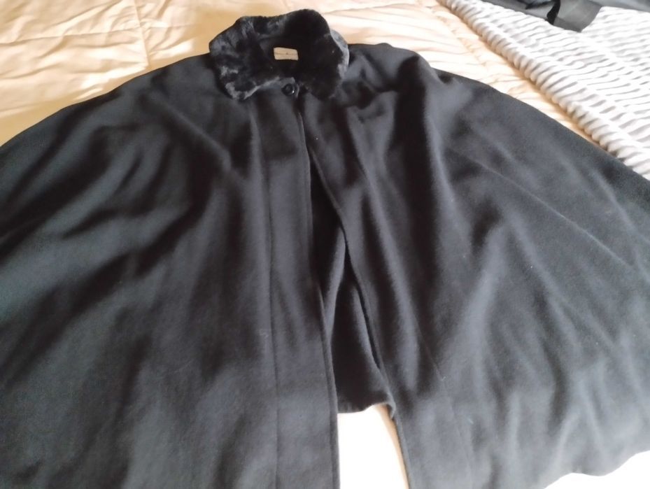 Capa preta com gola de pelo