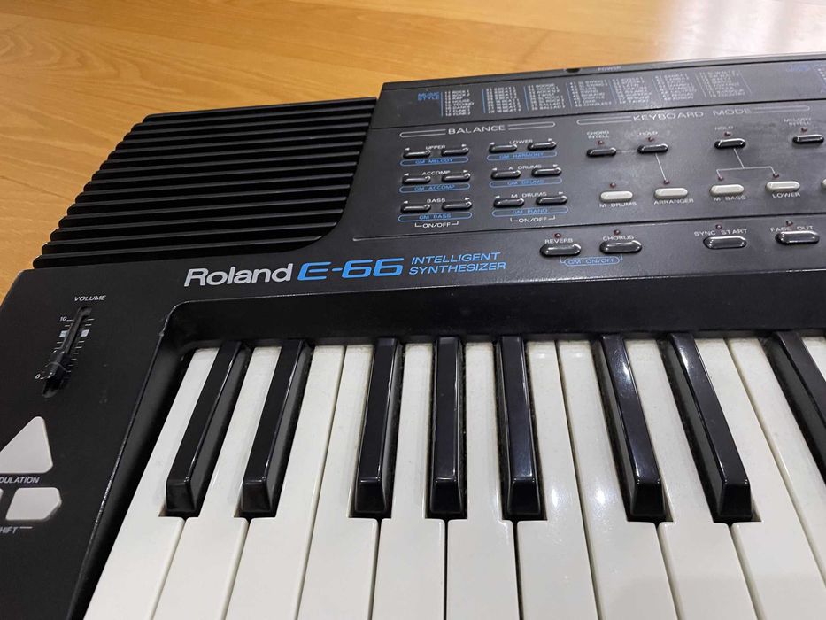 Roland E 66 com muitos ritmos