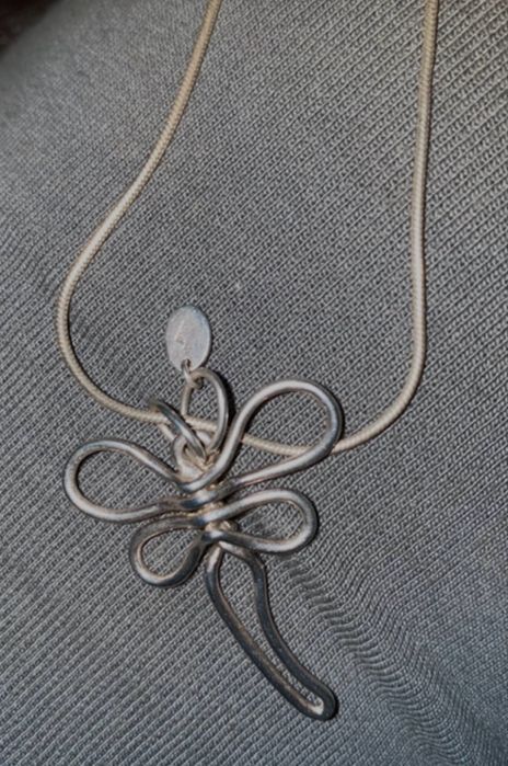 Fio com pendente libélula