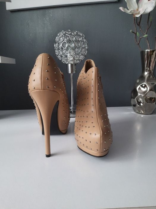 Bardzo wysokie szpilki z ukrytą koturną