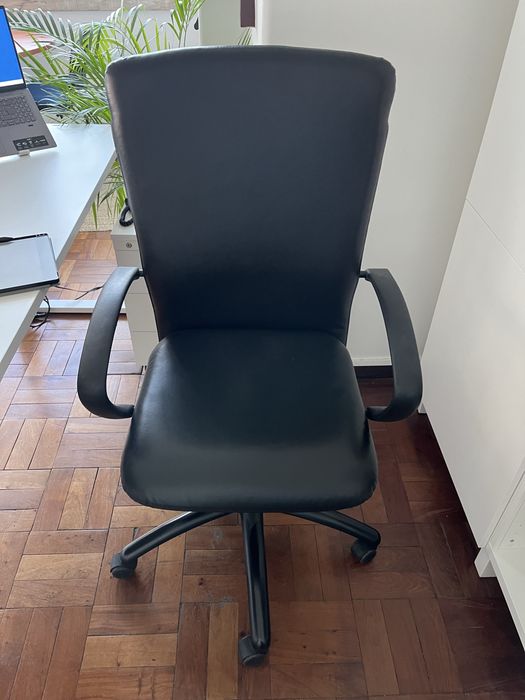 Cadeira de escritório ergonómica em pele sintética