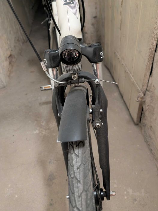 rower trekkingowy damski biały brązowe siedzisko bagażnik