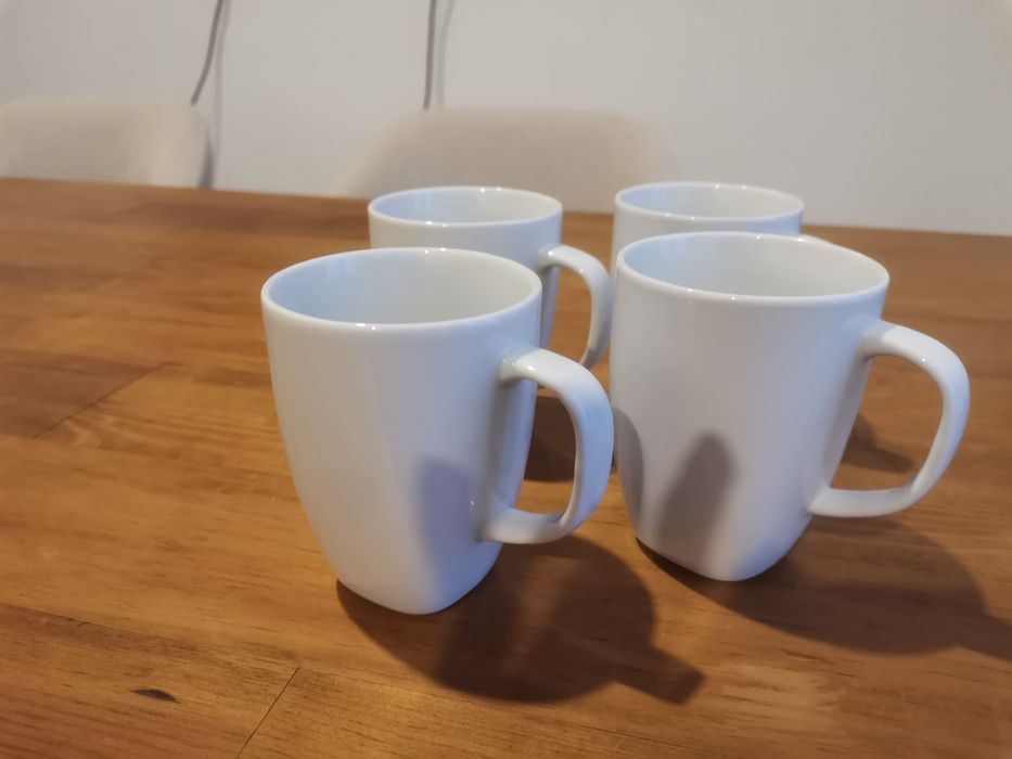 4 canecas brancas