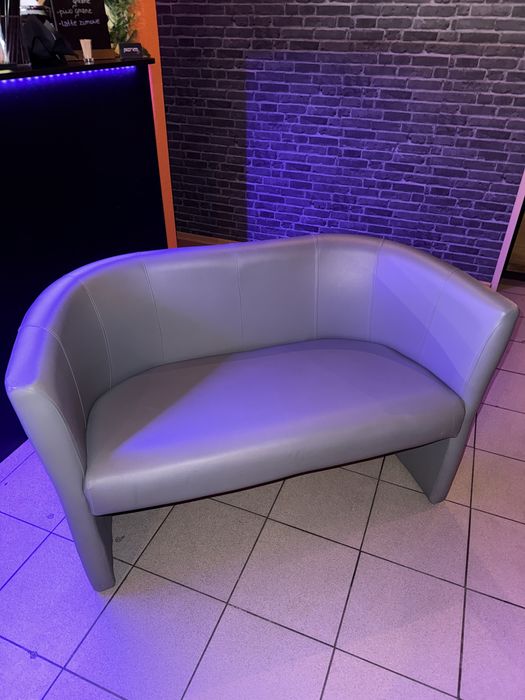 Szara sofa skorzana