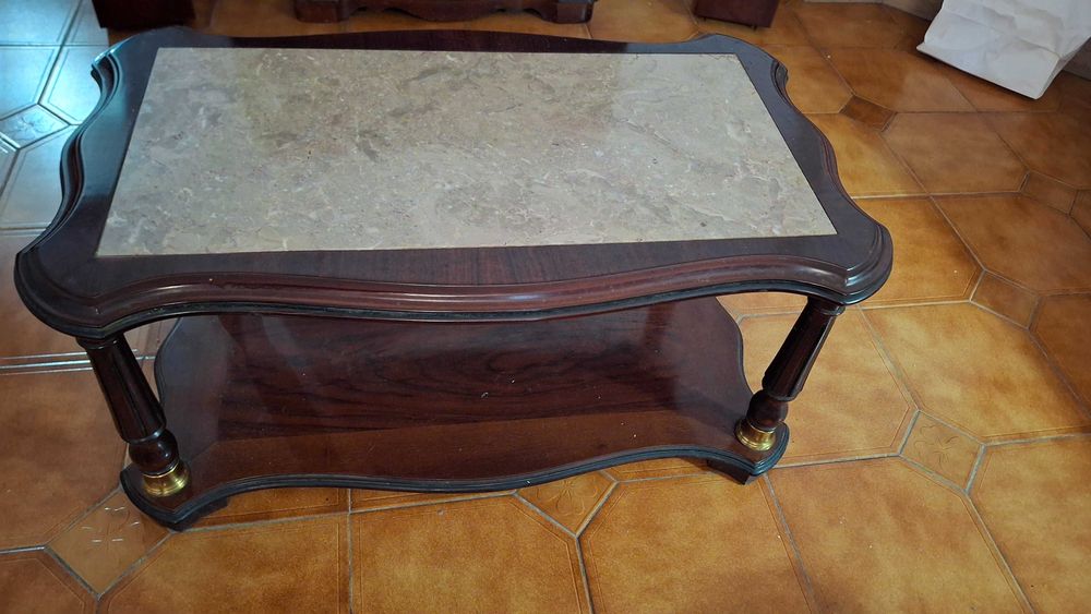 Mesa de centro com tampo em pedra