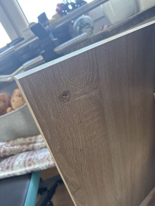 Stół z metalowymi nóżkami