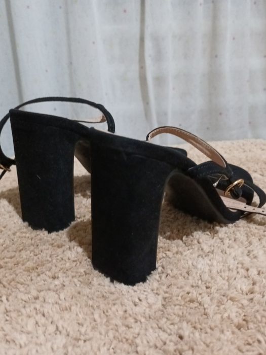 Гарні босоніжки  на каблуку