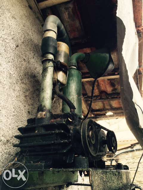 Máquina de ordenha com frascos e equipamento