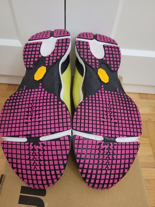 Buty  sportowe do biegania firmy 4f Running Sicnum model D4L22- OBDS10