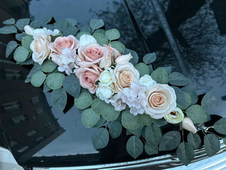 Dekoracja kwiatowa na auto