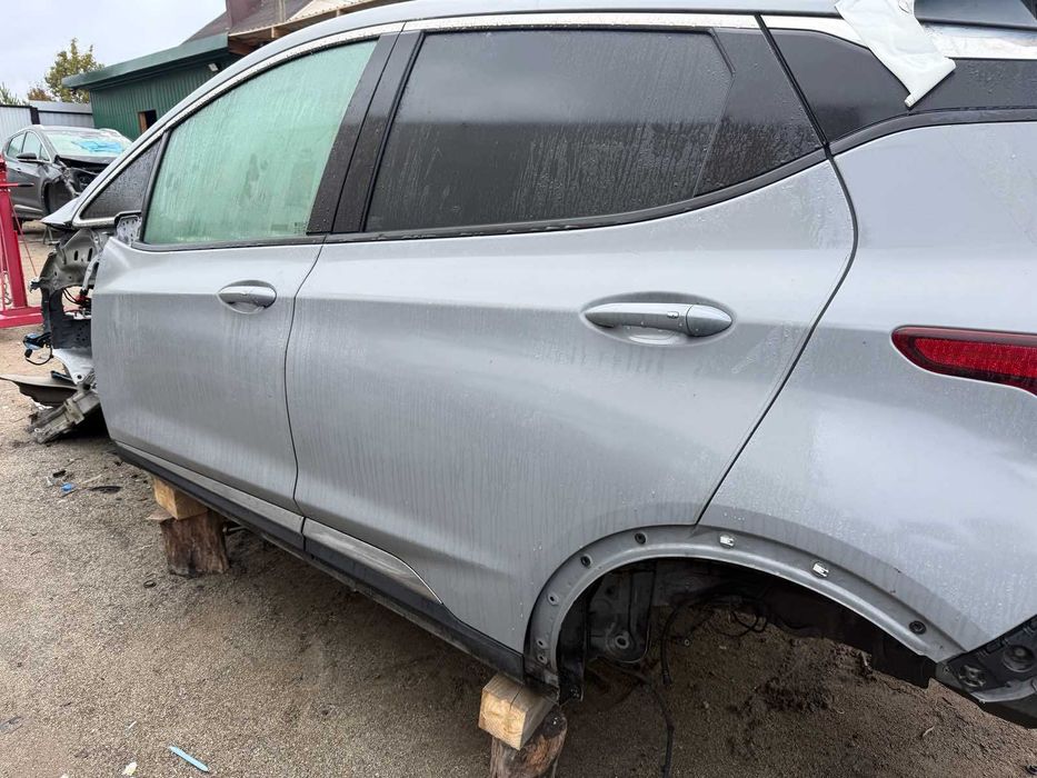 Двері Chevrolet Bolt EV дверь дверка передні/задні Шевролет Болт 633D