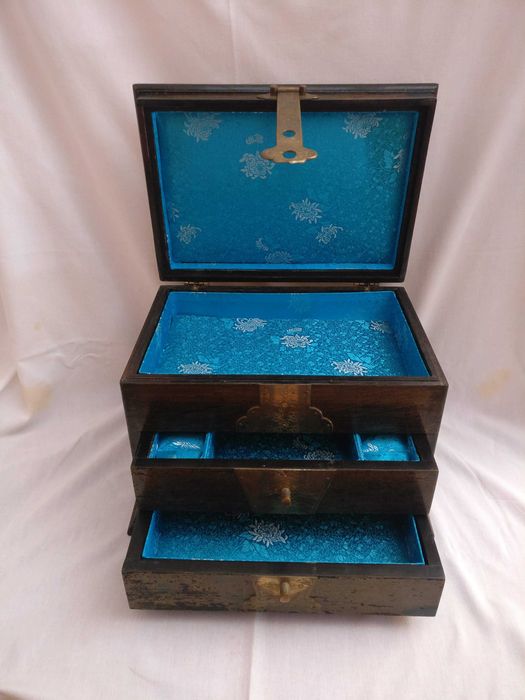 Caixa com embutidos em madre pérola