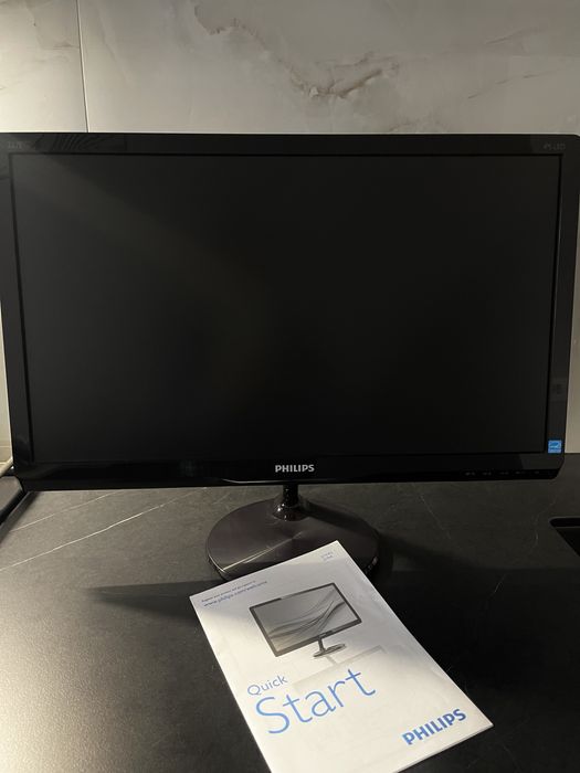 Компʼютер, монітор, клавіатура, колонки, камера, мишка