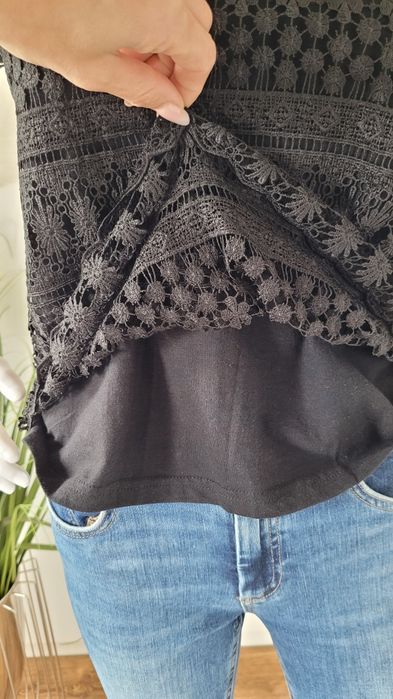 Bluzka damska z haftem czarna Stradivarius S

Wymiary: 
- dł