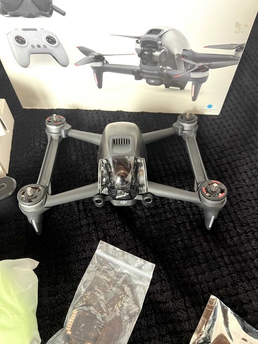 DJI DPV + 2 flymore kits + maleta rígida, 2 comandos e outros extras.