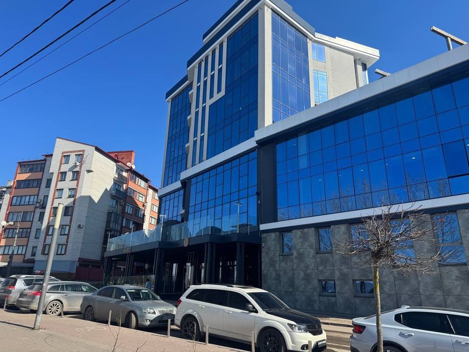 Продаж окремого комерційного поверху 270 м² із видом на став, вул. Білецька