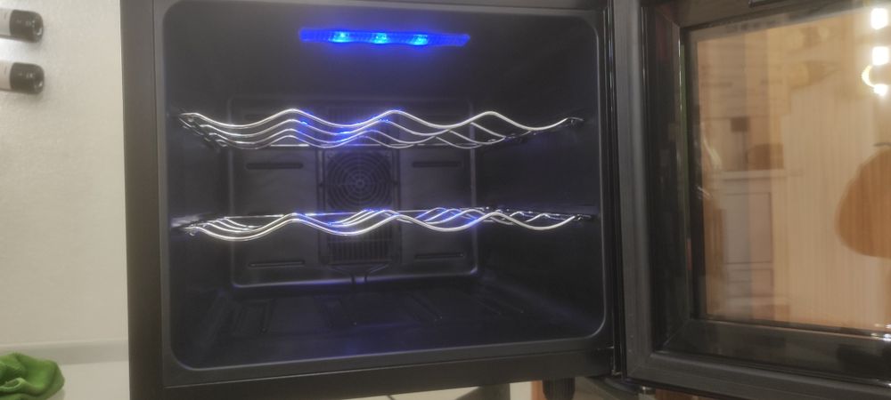 Cave de vinhos refrigerada  da marca SILVER